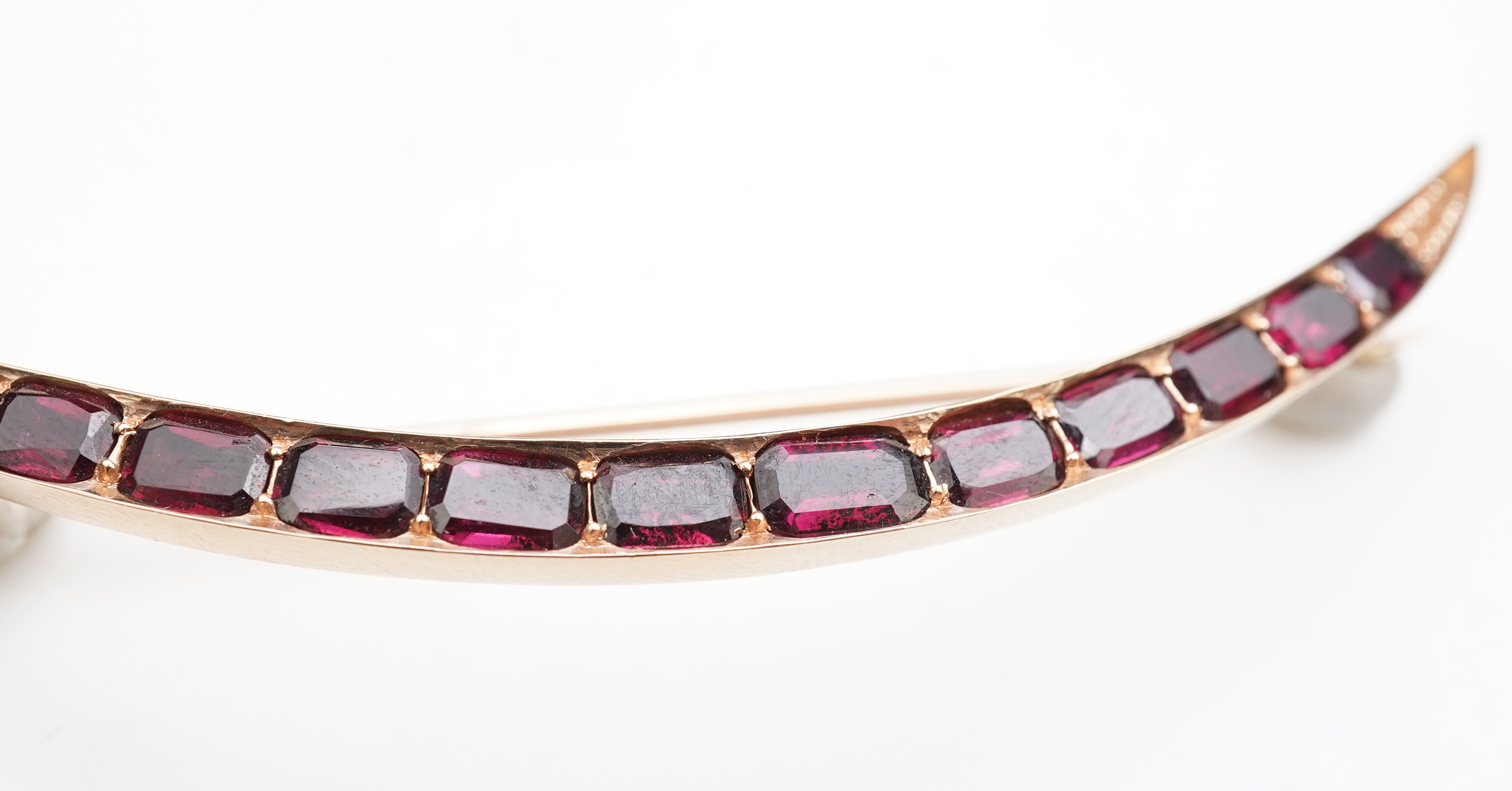 A late Victorian garnet brooch, late 19th century
